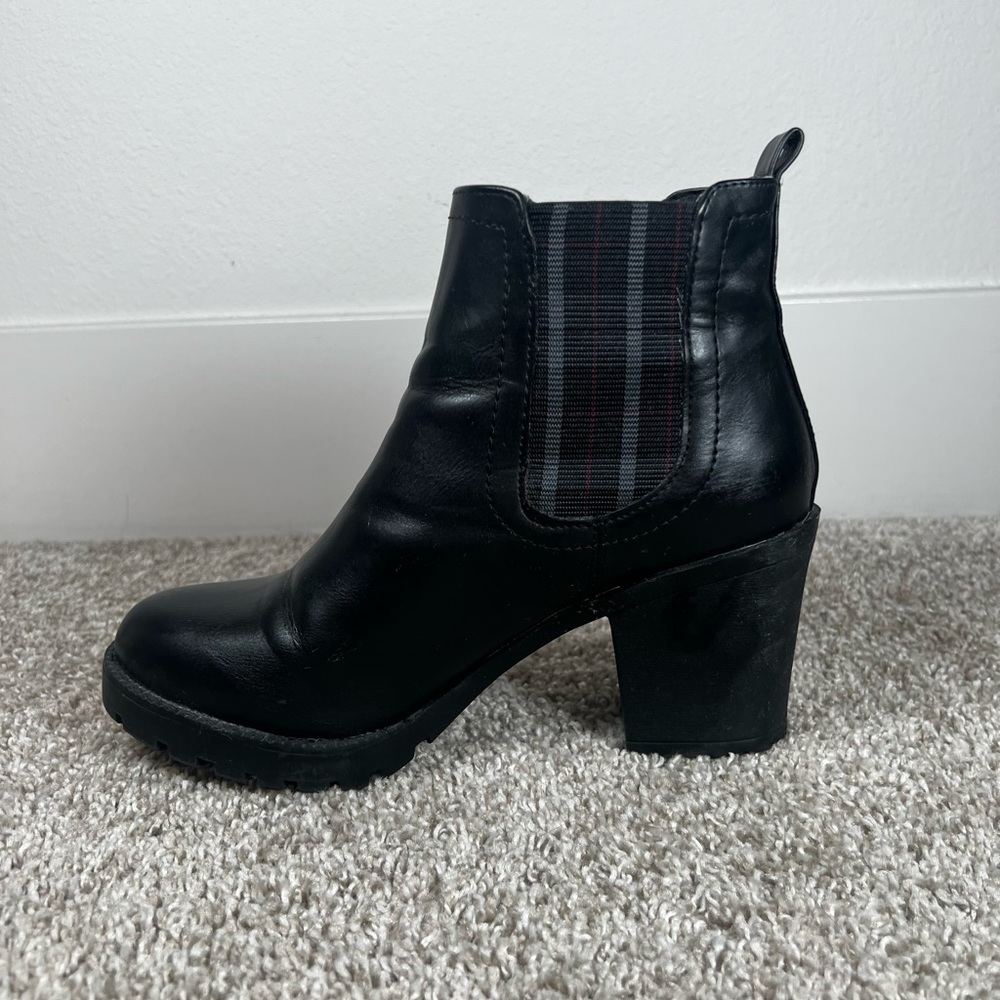 Ankle boots with elastic gore and chunky heel